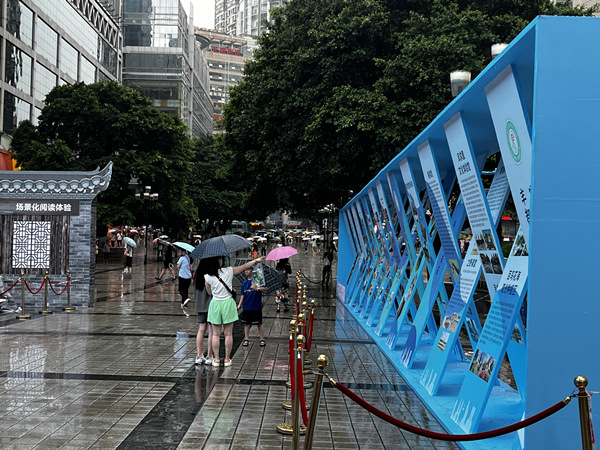 市民现场观展。蒋海涛摄