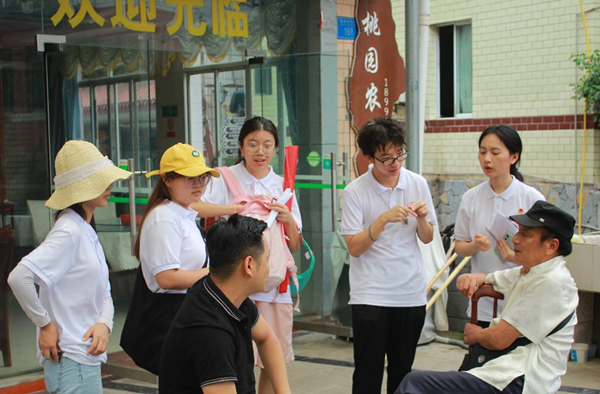 重庆理工大学理学院到南泉街道开展“三下乡”社会实践。重庆理工大学供图