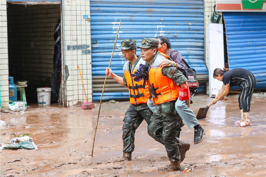 圖為武警官兵轉移受困老人。李東 攝