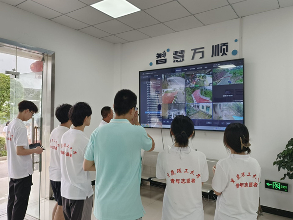 重慶理工大學鄉村振興促進團參觀智慧萬順模塊。重慶理工大學供圖