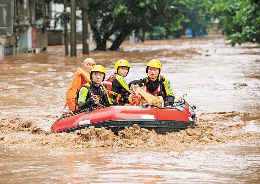 7月4日，万州城区，救援人员正在转移受困居民。特约摄影 冉孟军/视觉重庆