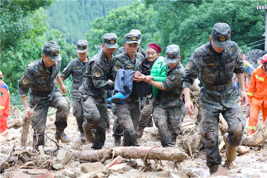 武警官兵轉移被困群眾。李東攝