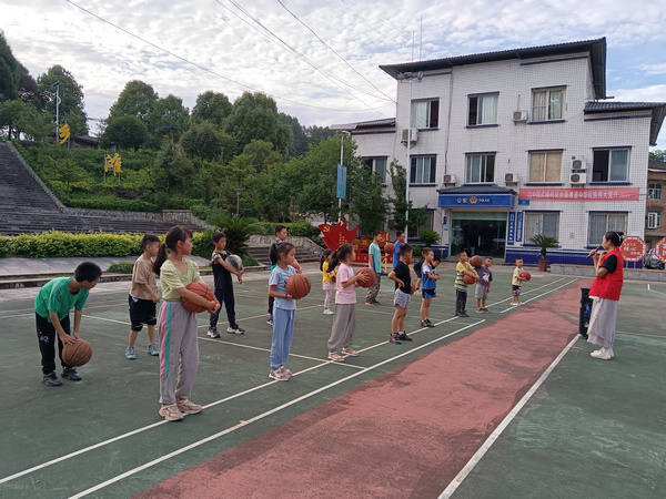 小朋友们正在上篮球课。石滩镇供图