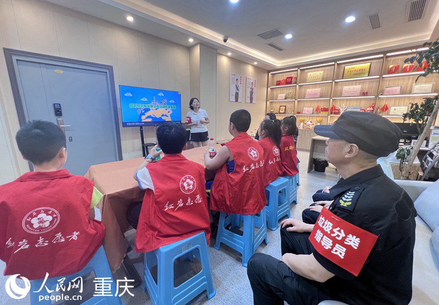 青少年通过《重庆市生活垃圾分类主题科普动画》学习垃圾分类知道。人民网记者 胡虹摄