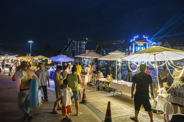 美心红酒小镇景区“不夜星光街市”。景区供图