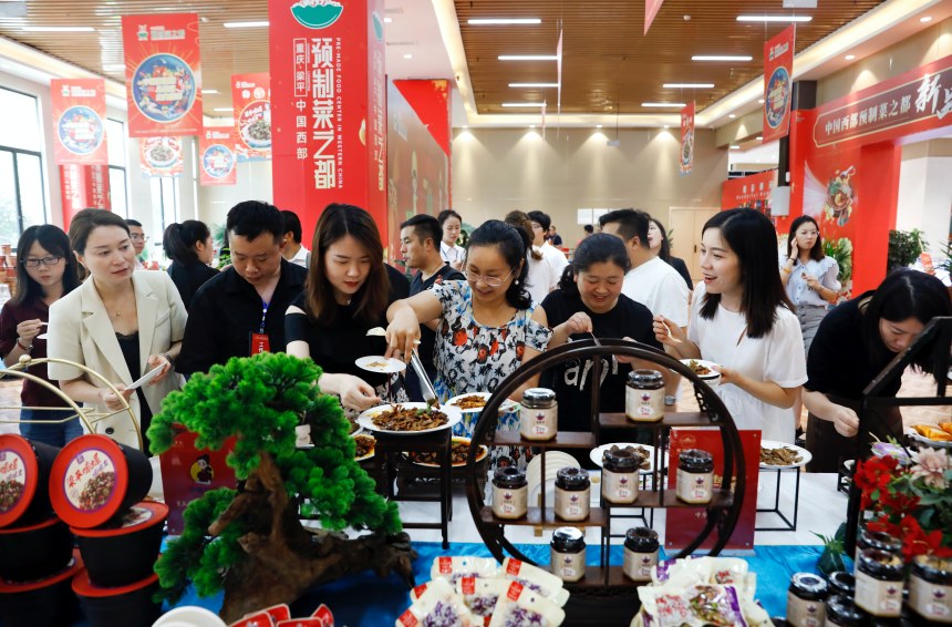 7月5日，中国西部预制菜之都新品品鉴区，游客在品尝各入围品牌的预制菜。向成国摄