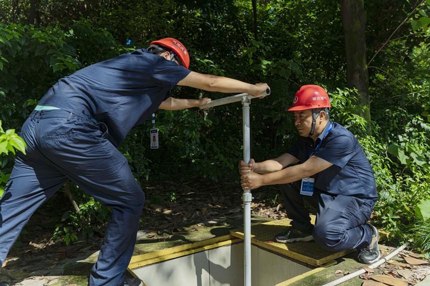 7月5日，重慶燃氣集團大渡口分公司的兩名巡線員檢查區西城大道對燃氣管網、設備運行安全情況。重慶燃氣集團供圖