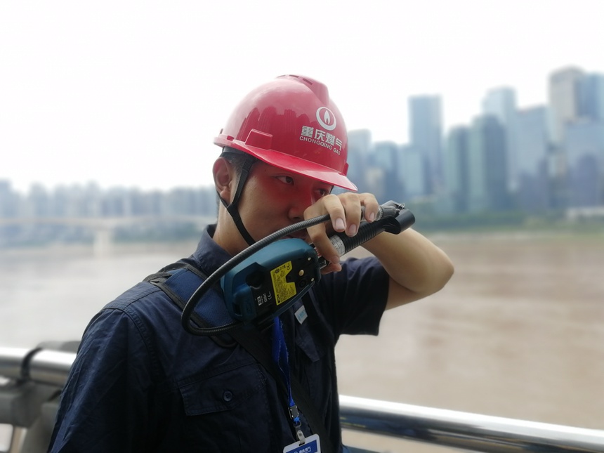 7月5日，重慶燃氣集團渝中分公司員工在嘉濱路巡查汛期管線運行情況。重慶燃氣集團供圖