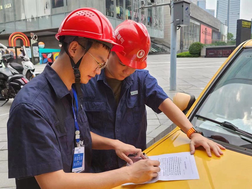 7月6日，重慶燃氣集團江北分公司在江北區金融城開展安全車巡工作，向第三方施工方發放《保護天然氣設施通知書》，預防第三方破壞。重慶燃氣集團供圖