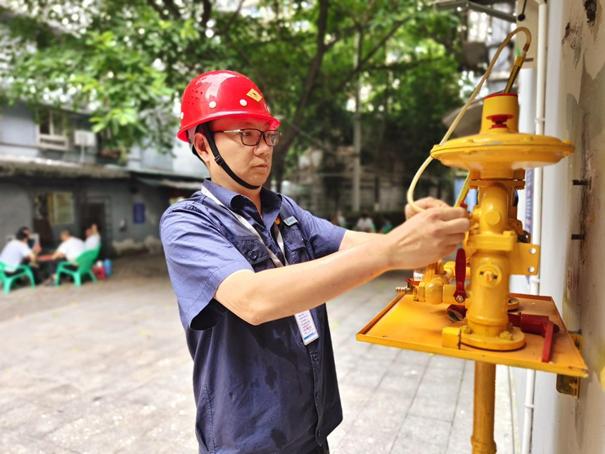 7月6日，重慶燃氣集團南岸分公司員工對南岸區溫馨南苑小區燃氣設備進行安檢，南岸分公司積極開展燃氣安全隱患大排查大整治工作，為南岸區安全平穩供氣提供安。重慶燃氣集團供圖