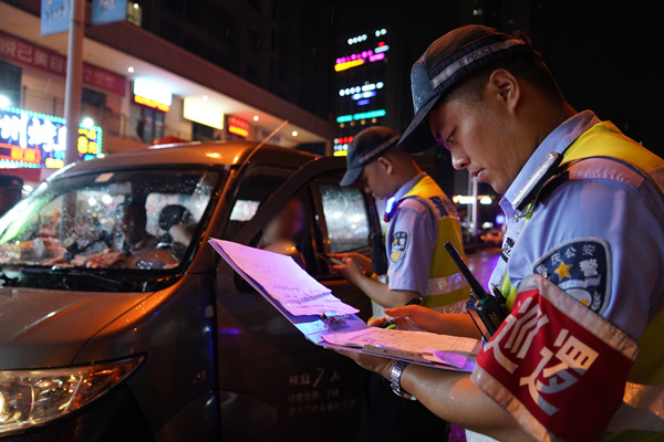 交巡警在街頭查酒駕。巴南區公安分局供圖