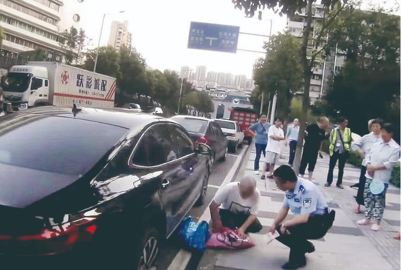 民警在现场安抚老人