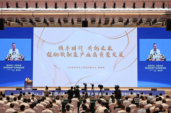 山东省潍坊市寿光市副市长鞠洪刚发表主题演讲。邹乐摄