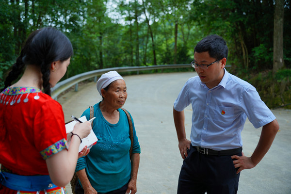 实践团与村民交流。重庆第二师范学院供图