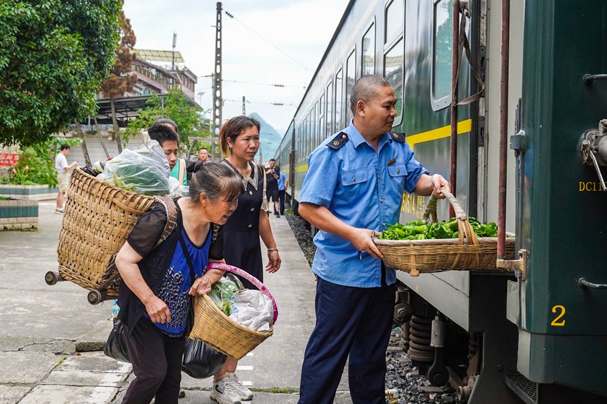 7月11日，沿线村民将自家种的瓜果蔬菜带上“小慢车”售卖。李文航摄