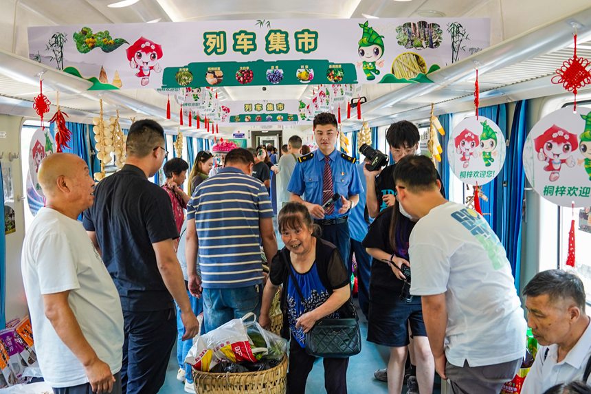 7月11日，旅客在5630次列车上“逛集市”。李文航摄