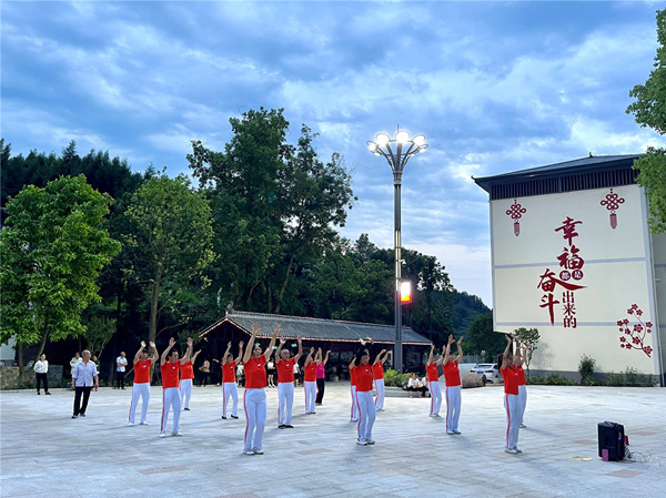 村民在凤岭村党群服务中心健身广场跳坝坝舞。云阳县委组织部供图