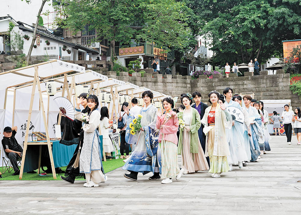 磁器口“后浪”片区古风巡游活动吸引了众多年轻人参与。记者 解小溪 摄/视觉重庆