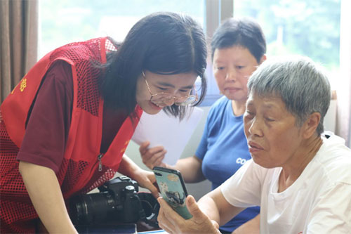 向老人普及防詐騙知識。四川外國語大學新聞傳播學院供圖