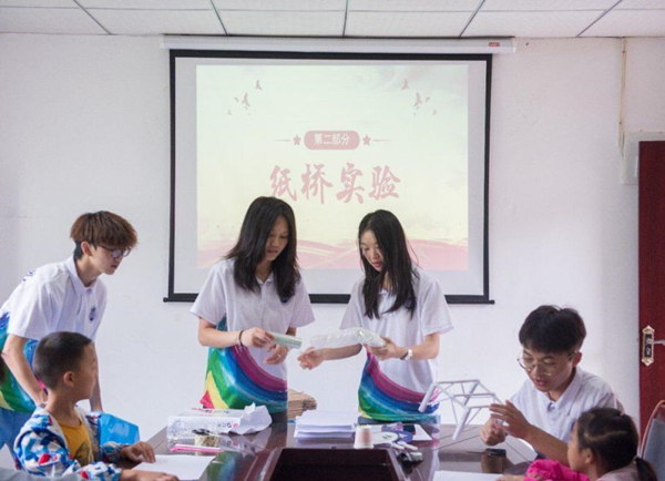 重庆师范大学物理与电子工程学院学生为石壕镇万隆村小朋友带来科技小课堂。重庆师范大学供图