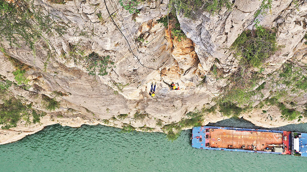 奉节县瞿塘峡,驻守地质工程师带着“蜘蛛人”在悬崖峭壁上安装危岩监测设备。(受访者供图)