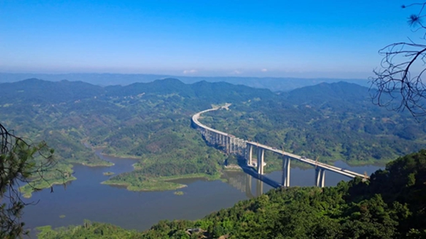 在魚池村眺望遠方美景。東溫泉鎮供圖