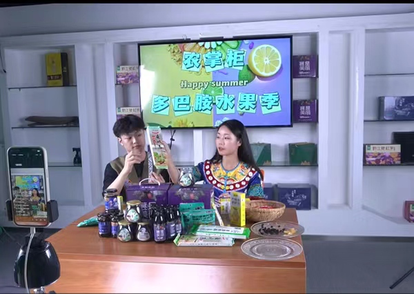 實踐團成員走進農掌櫃電商，參與電商直播全過程。重慶第二師范學院供圖