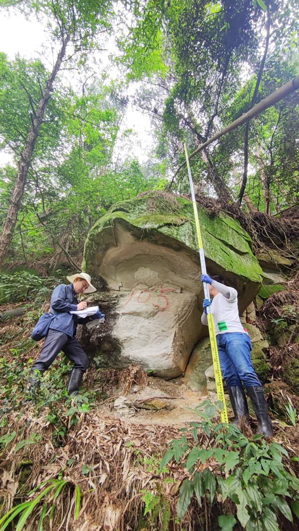 《相辅而行》。6月，为保障地方人民群众生命财产安全，重庆一三六地质队地灾防治小组成员王世忠、靳云铎前往綦江区衡山镇，相互配合进行危岩防治实地勘查。杜健摄