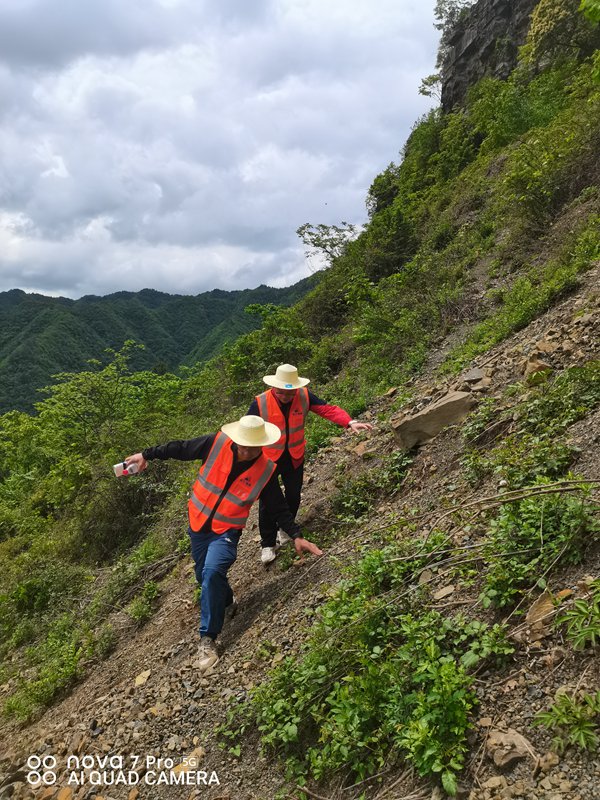 《在陡坡上行进》。5月7日，奉节县竹园镇九龙村3社枫香坪发生一起约50立方米的崩塌灾情。5月11日，南江地质队驻守地质工程师李思、夏刚再次赴崩塌发生的陡崖进行调查。汪杰摄