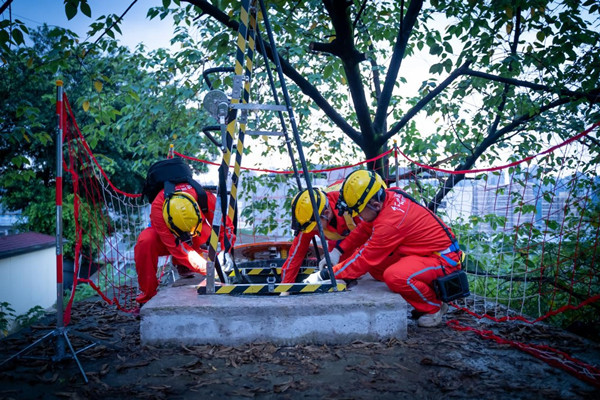 7月17日，國網重慶市電力公司員工正在做下電纜隧道口前的安全防護工作。李濤攝