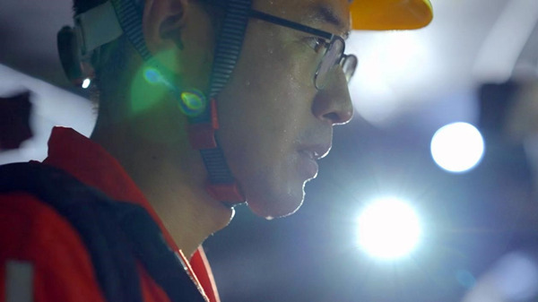 7月17日，國網重慶市電力公司電纜運維人員剛進入電纜隧道就大汗淋漓。李濤攝