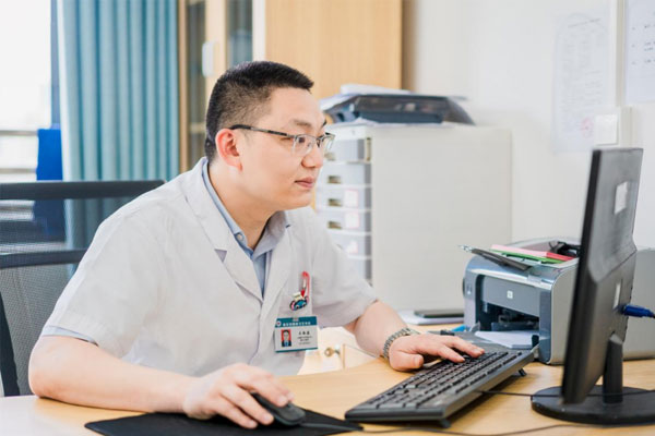 工作中的王敏建。重庆市精神卫生中心供图