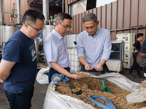 江津考察團與新加坡藍田能源公司簽訂戰略合作框架協議,全力推進藍田可再生能源西南區域總部項目落地建設。江津區委宣傳部供圖