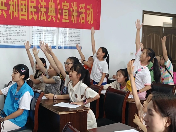 志願者為留守兒童展開了愛心支教活動。重慶財經學院物流工程學院供圖