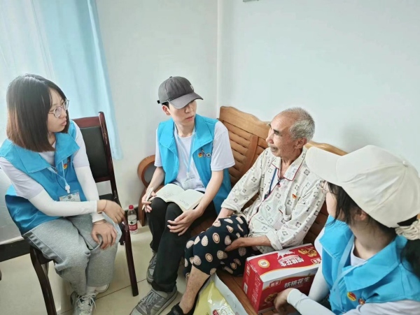 志願者慰問老人。受訪者供圖