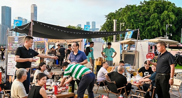 第十三屆重慶國際音樂啤酒節在南濱路海棠煙雨公園開幕，吸引市民游客參與。活動組委會供圖