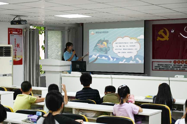 实践团成员在各社区青少年之家进行安全教育宣传。刘书利摄