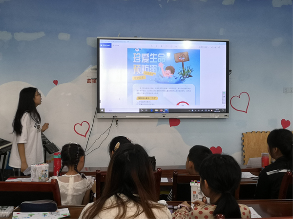重庆科技学院法贸学院开设暑期防溺水安全教育课堂。李华摄