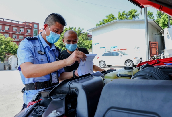 渝北车管所民警对机动车注册登记进行查验。重庆市公安局供图