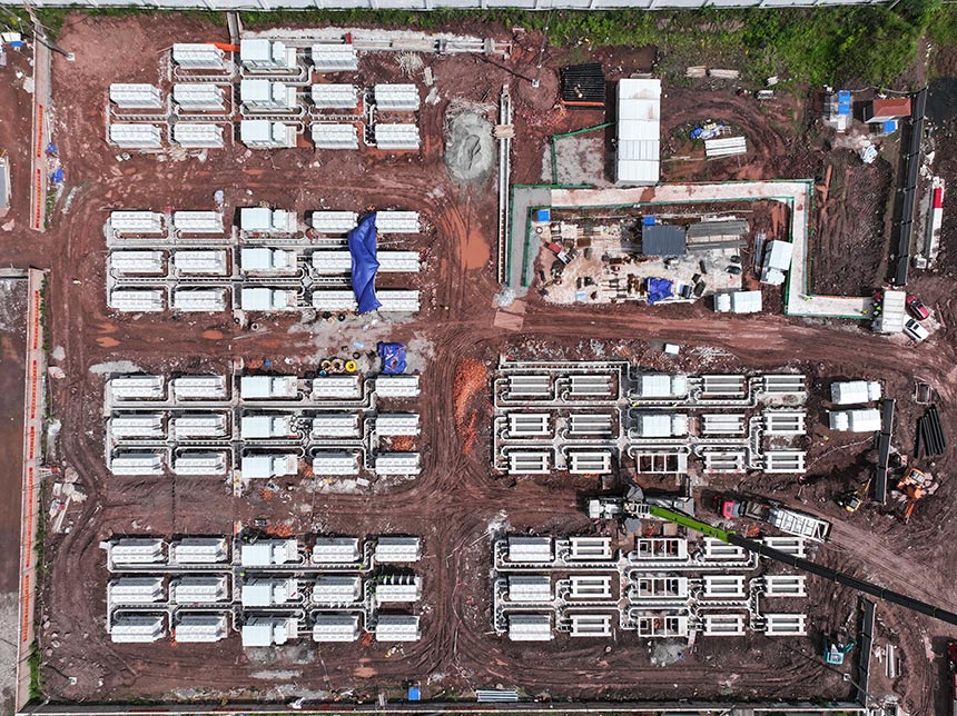 重庆璧山比亚迪光储项目施工如火如荼进行，项目仅11天完成全部吊装，标志着该项目正式进入设备联调联试接入电网的最后冲刺阶段。国家电投重庆公司供图