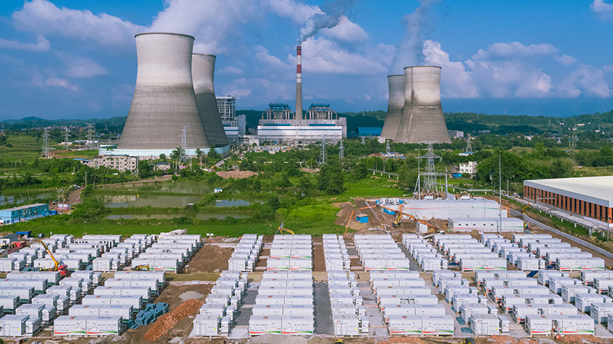 重庆合川发电公司新型储能电站项目施工现场一片忙碌景象。国家电投重庆公司供图