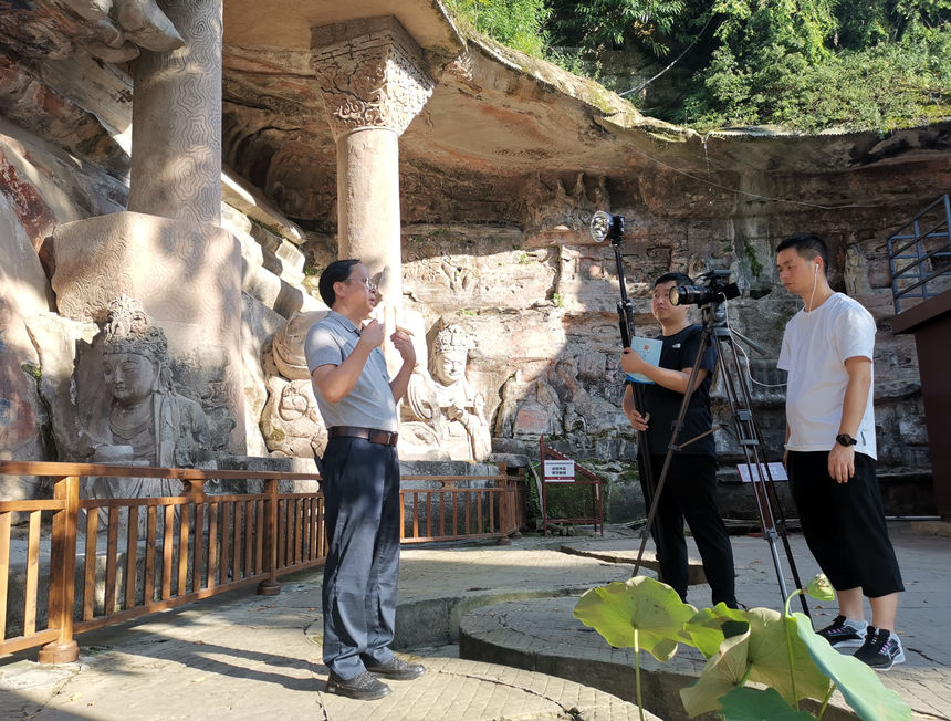 采访团在重庆大足宝顶山石刻采访。李波摄