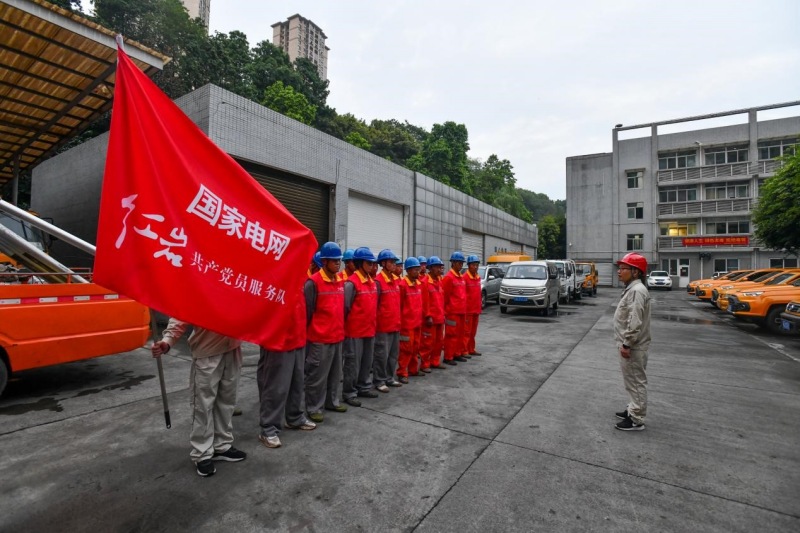 7月28日，國網重慶江津供電公司出動應急搶修隊馳援潼南搶險保供。王化全攝