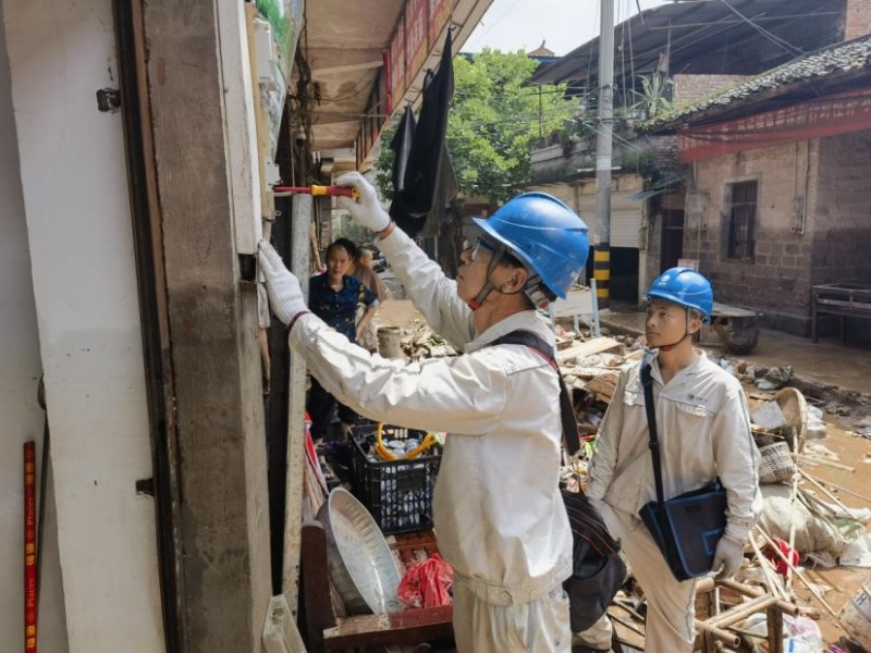 7月29日，國網重慶璧山供電公司丁家供電所員工在丁家街道馬坊社區對受洪澇災害影響的線路設備進行檢修。趙強攝