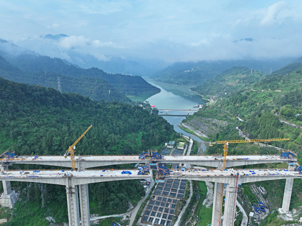 渝湘复线高速公路替溪沟大桥右幅连续刚构顺利合龙。 赵勇摄