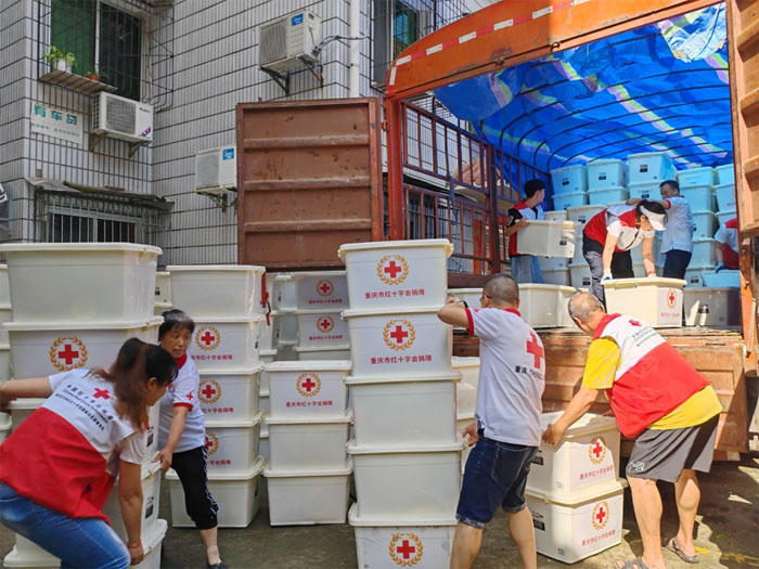 重庆市红十字会紧急调拨赈济家庭箱发送潼南、大足等受灾区县。受访者供图