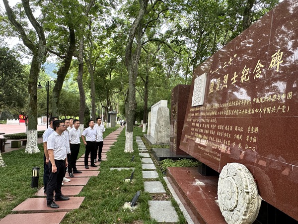参观歌乐山烈士陵园。金凤城市中心项目党支部供图