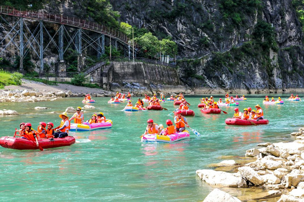 游客们正在体验漂流。巫溪盛景旅游供图