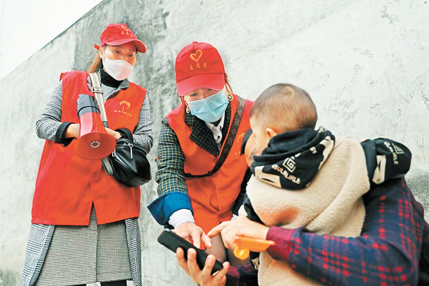 彭水苗族土家族自治縣漢葭街道漁塘社區，志願者在給居民宣傳安全知識。通訊員 趙勇 攝/視覺重慶