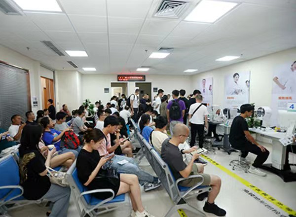 术前检查室检查。重庆爱尔眼科医院总院供图